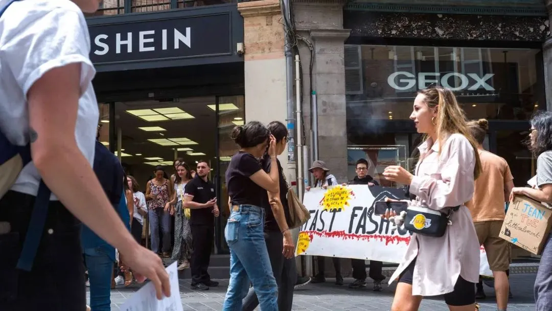 暑期，北半球的年轻人被